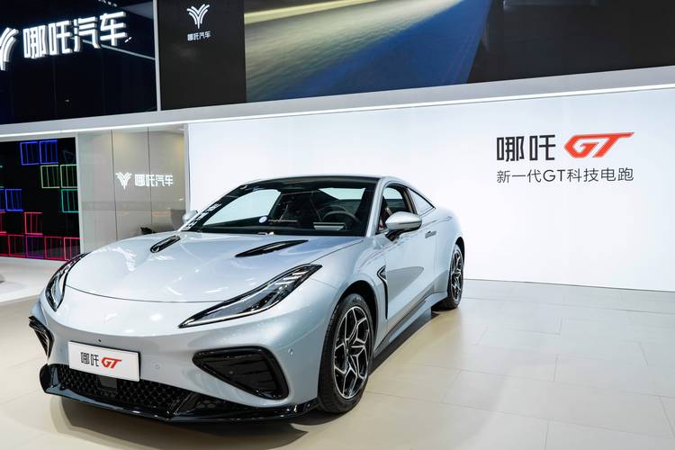 深圳214哪吒汽车在智能汽车领域的表现，领途汽车在新能源汽车市场中的影响力